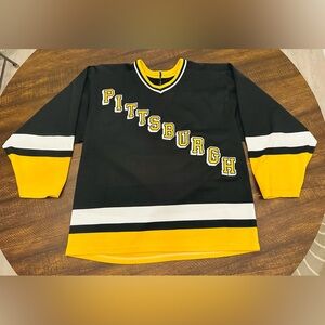VTG CCM Maska Pittsburgh Penguins Men’s Hockey Jersey-Size Medium